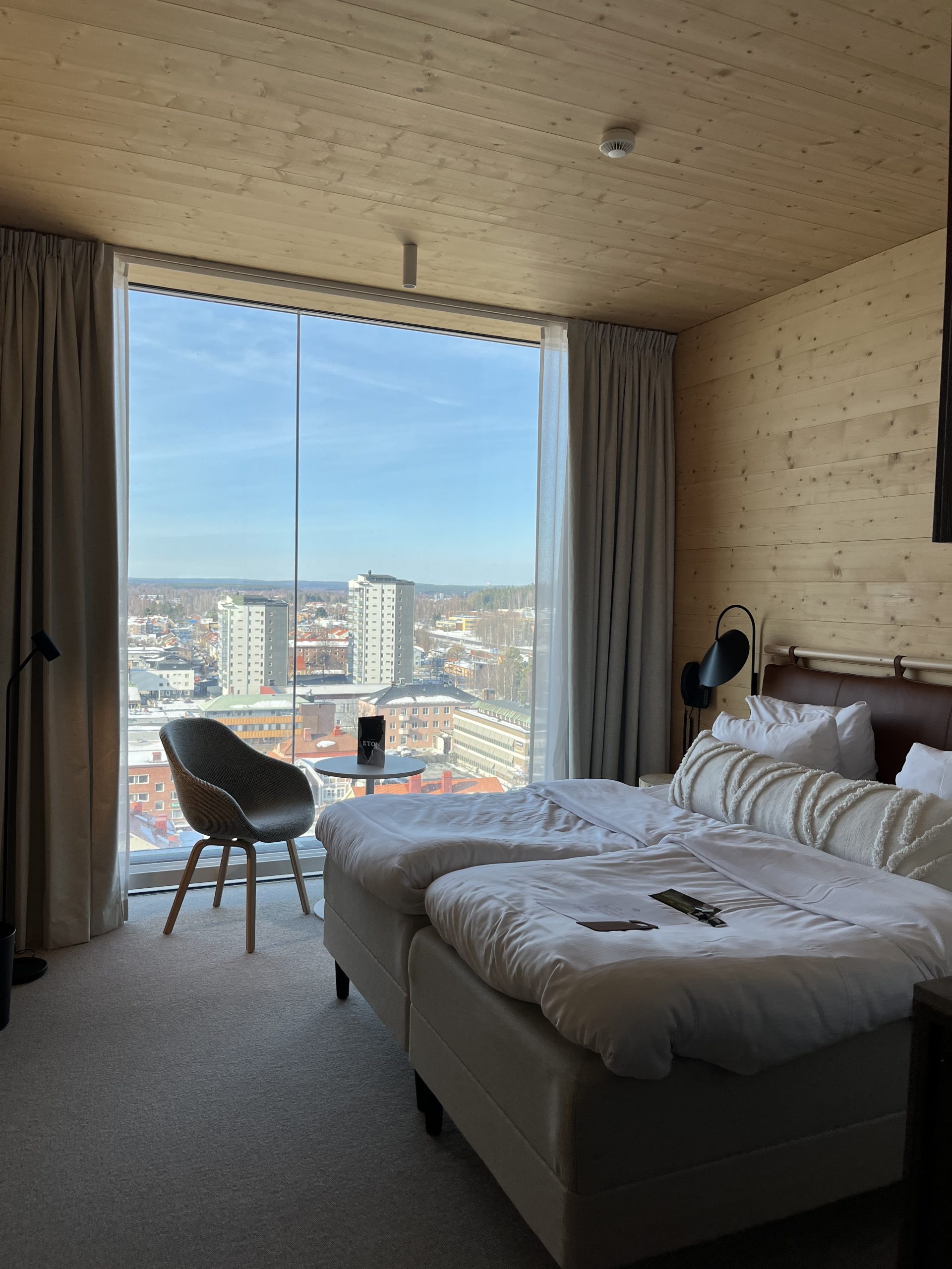 Hüttenflair im nachhaltigen Wolkenkratzer – The Wood Hotel